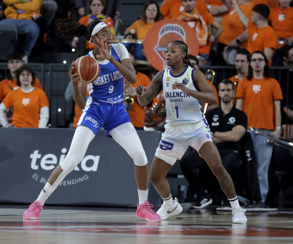Jugadoras de Valencia Basket y Basket Landes en un partido de EuroLeague Women