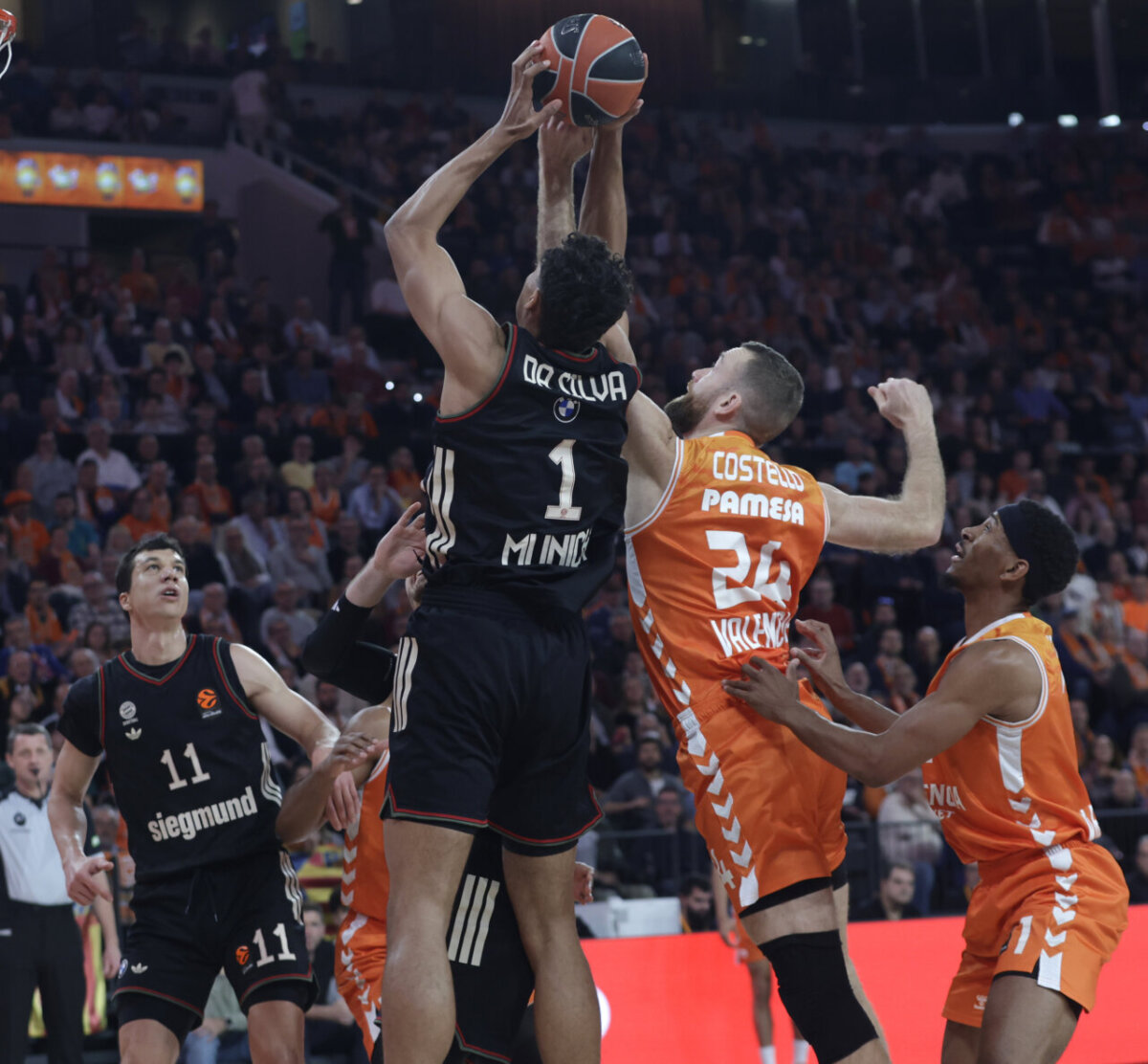 Jugadores de Valencia Basket y Bayern Múnich en un partido de Euroliga.