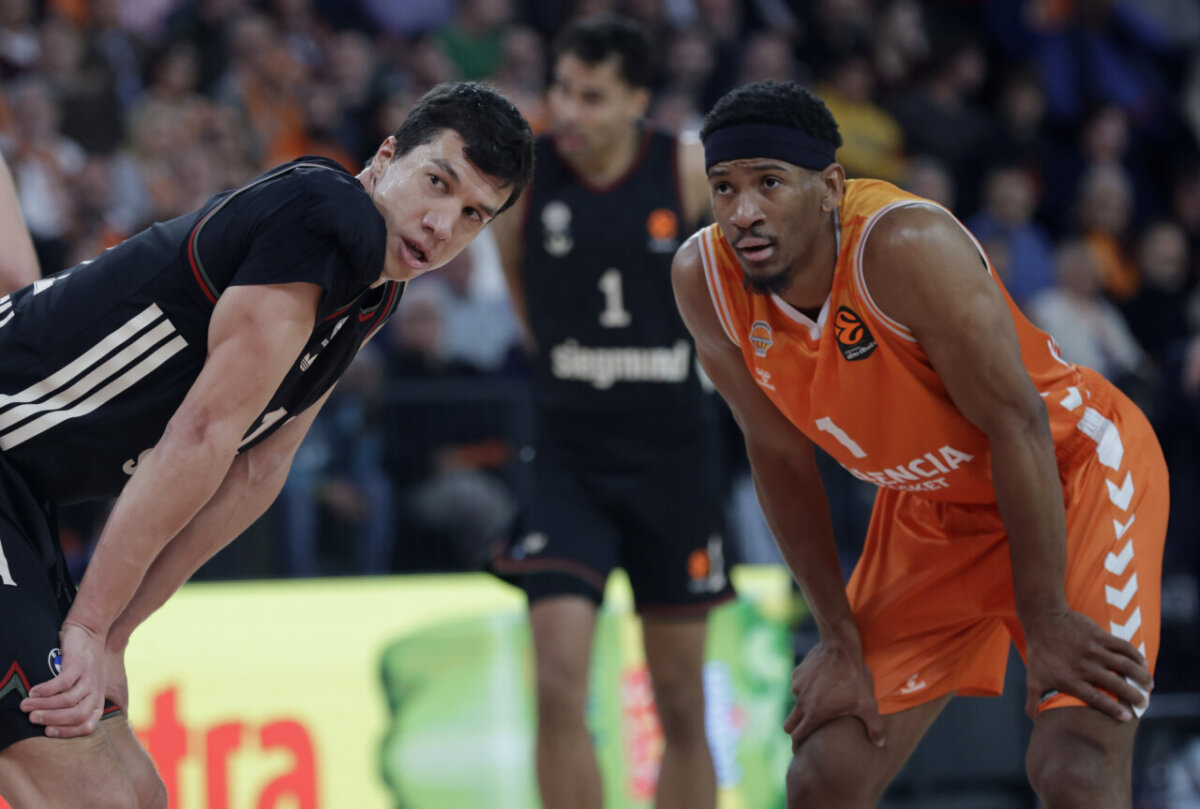 Jugadores de Valencia Basket y Bayern Múnich en un partido de baloncesto