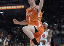 Jugador de Valencia Basket en acción durante un partido contra Casademont Zaragoza