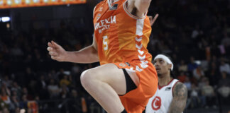 Jugador de Valencia Basket en acción durante un partido contra Casademont Zaragoza