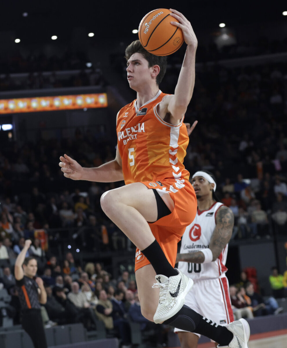 Jugador de Valencia Basket en acción durante un partido contra Casademont Zaragoza