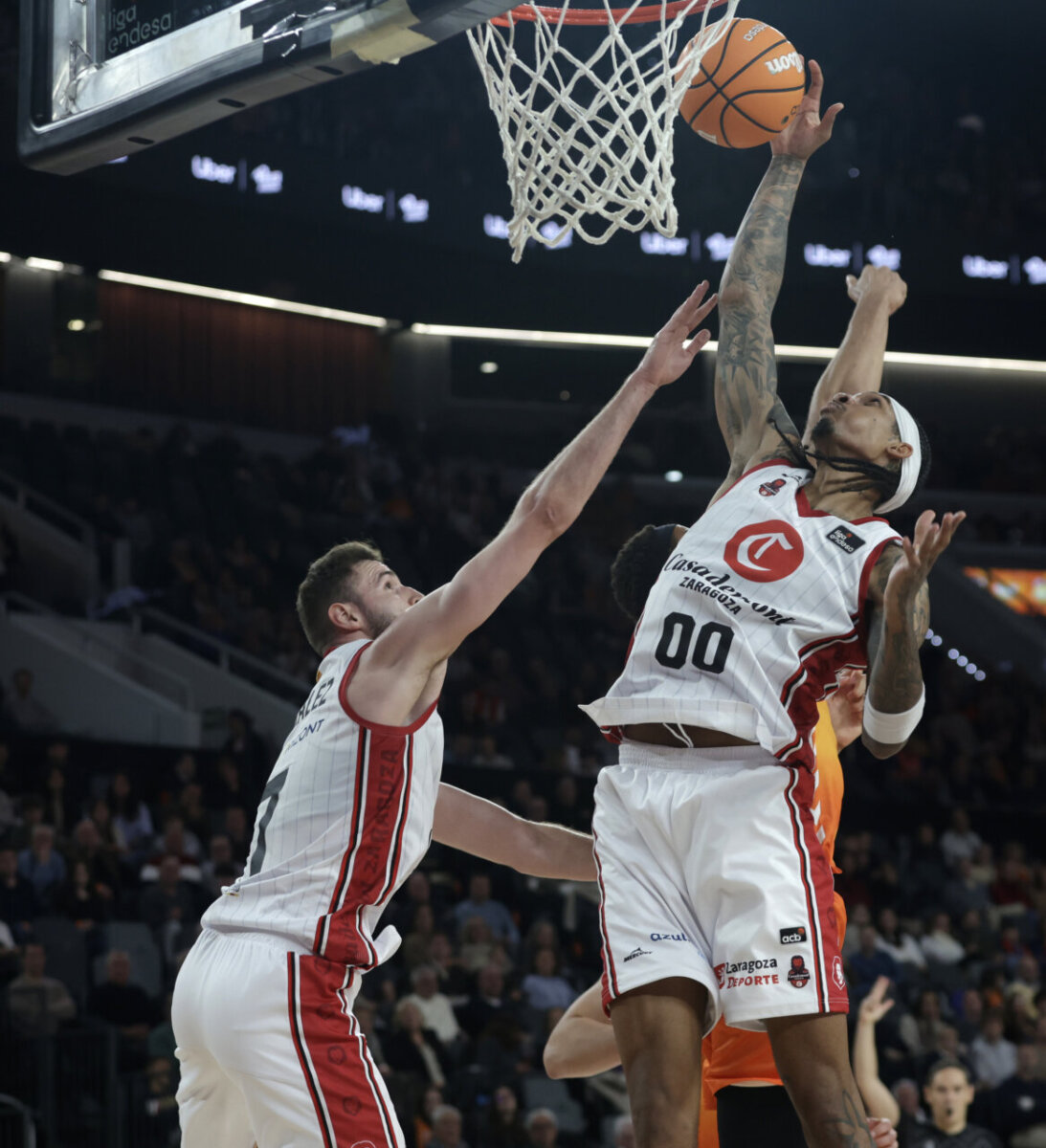 Jugador de Casademont Zaragoza intentando anotar en un partido de baloncesto