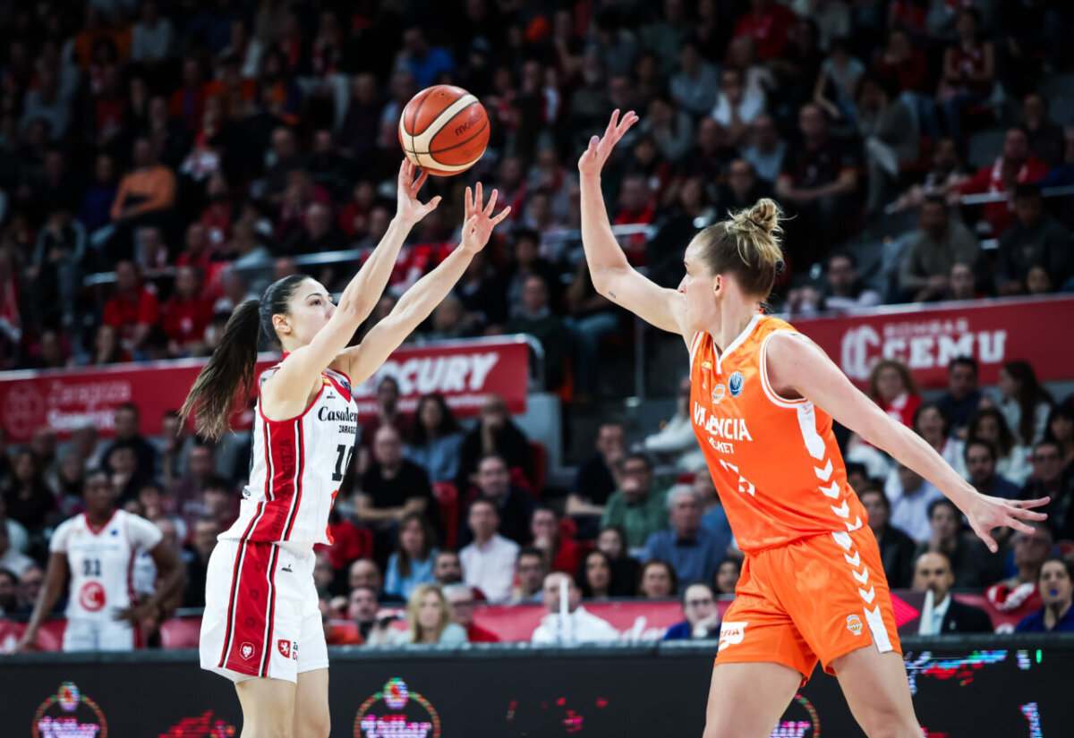 Jugadora de Casademont Zaragoza lanzando a canasta durante un partido de baloncesto