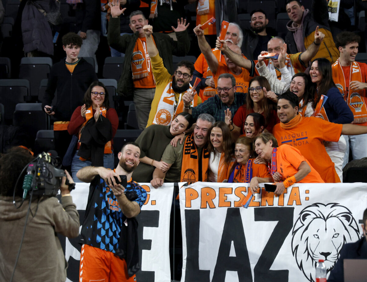Aficionados de Valencia Basket celebrando en el Roig Arena.