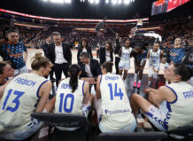 Valencia Basket no cierra el partido en un final cruel y todo a una carta en Venecia Entrenador y jugadoras de Valencia Basket discutiendo estrategia en un partido