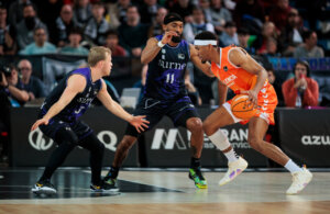 Jugadores de Valencia Basket en acción durante un partido de baloncesto