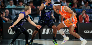 Jugadores de Valencia Basket en acción durante un partido de baloncesto