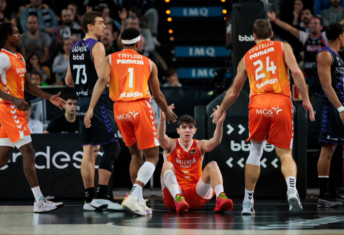 Jugadores de Valencia Basket en acción durante un partido de baloncesto