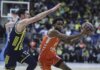 Jugador de Valencia Basket en acción contra Fenerbahçe en Estambul.