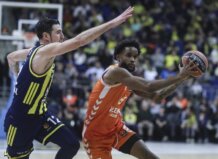 Jugador de Valencia Basket en acción contra Fenerbahçe en Estambul.