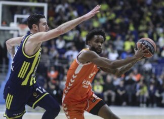 Jugador de Valencia Basket en acción contra Fenerbahçe en Estambul.