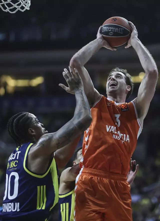 Jugador de Valencia Basket lanzando a canasta en Estambul