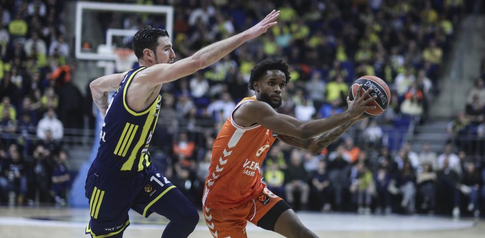 Jugador de Valencia Basket en acción contra Fenerbahçe en Estambul.