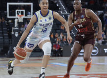 Jugadora de Valencia Basket driblando el balón durante un partido