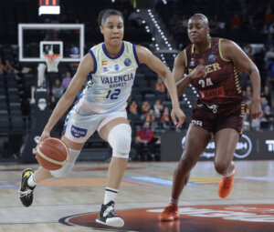 Jugadora de Valencia Basket driblando el balón durante un partido