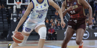 Jugadora de Valencia Basket driblando el balón durante un partido