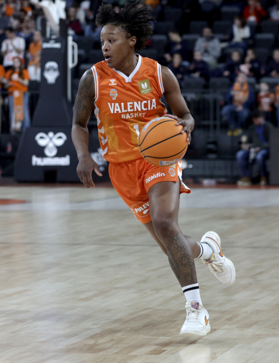Jugadora de Valencia Basket driblando con el balón en la cancha