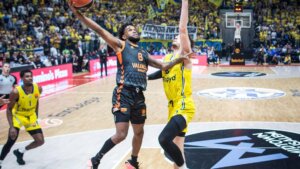 Jugador de Valencia Basket en acción durante un partido contra Maccabi Tel Aviv.