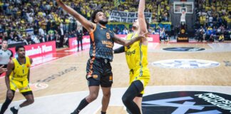 Jugador de Valencia Basket en acción durante un partido contra Maccabi Tel Aviv.