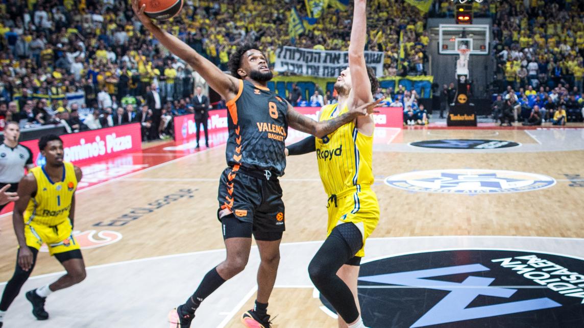 Jugador de Valencia Basket en acción durante un partido contra Maccabi Tel Aviv.
