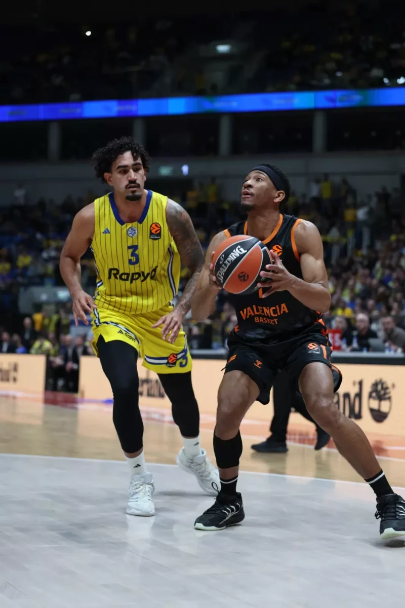 Jugadores de Valencia Basket y Maccabi Rapyd en un partido de Euroliga