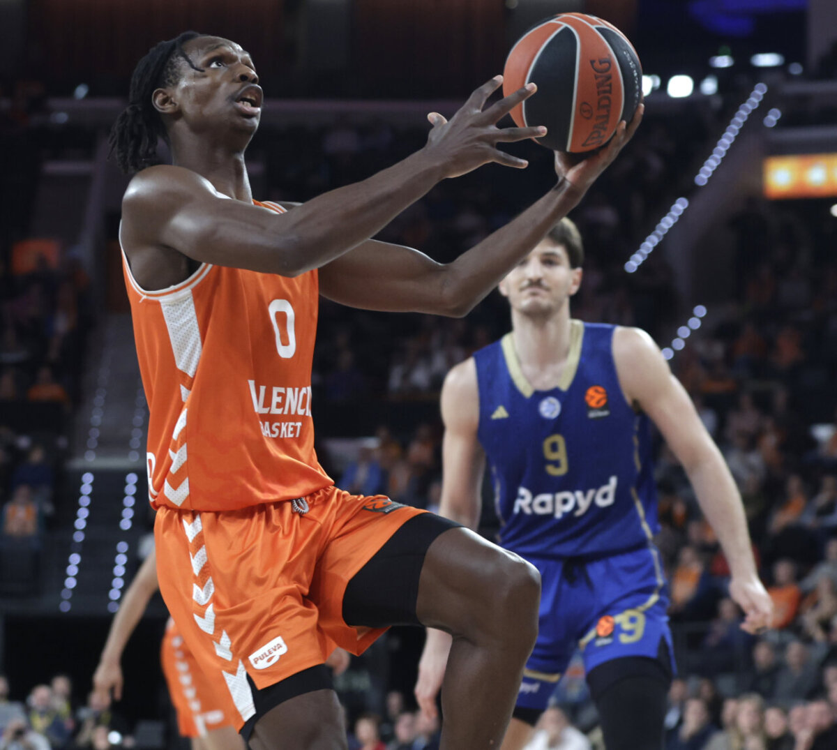 Jugador de Valencia Basket lanzando a canasta en el Roig Arena