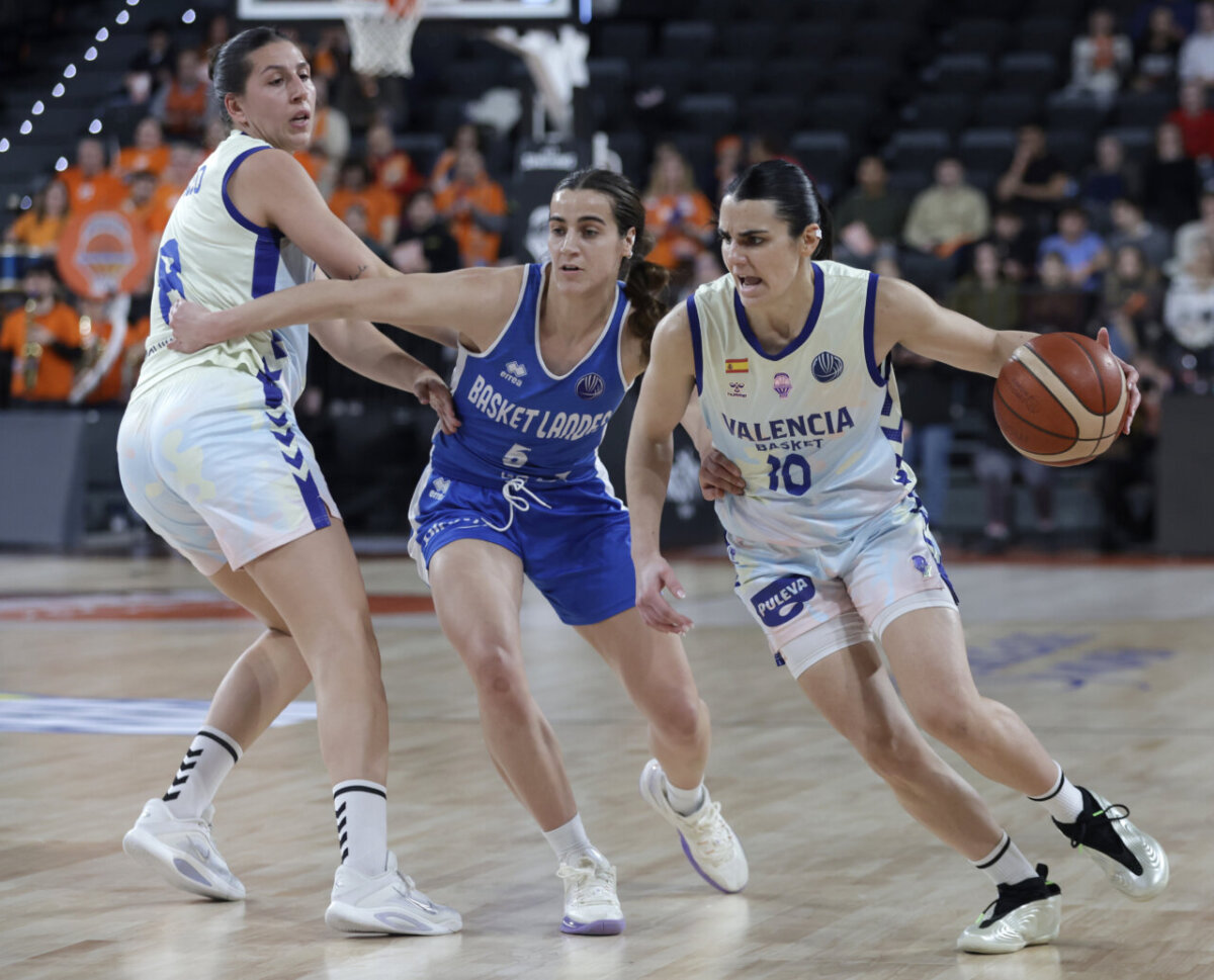 Jugadoras de Valencia Basket y Basket Landes en acción durante un partido de baloncesto.