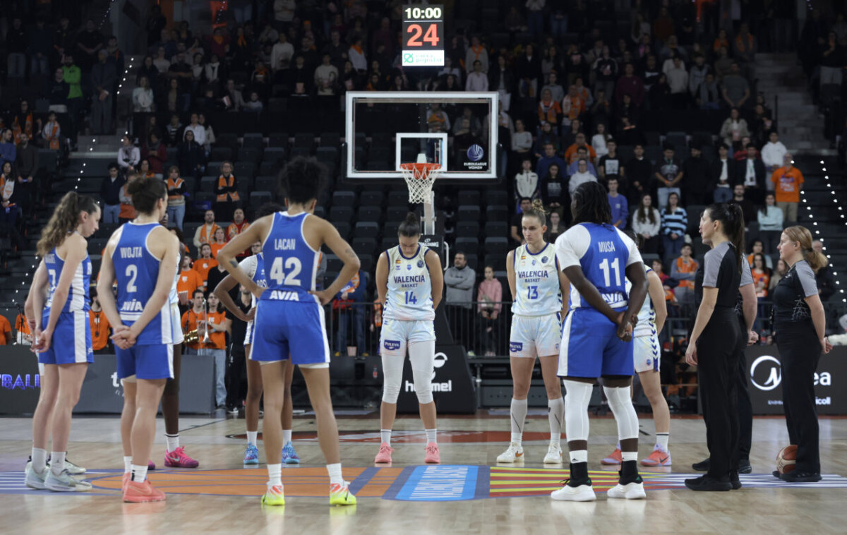 Jugadoras del Valencia Basket en un momento del partido de EuroLeague Women