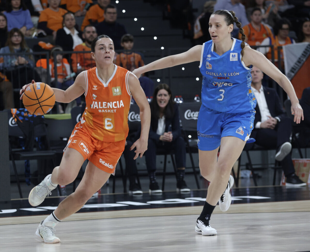 Jugadora de Valencia Basket driblando el balón durante un partido