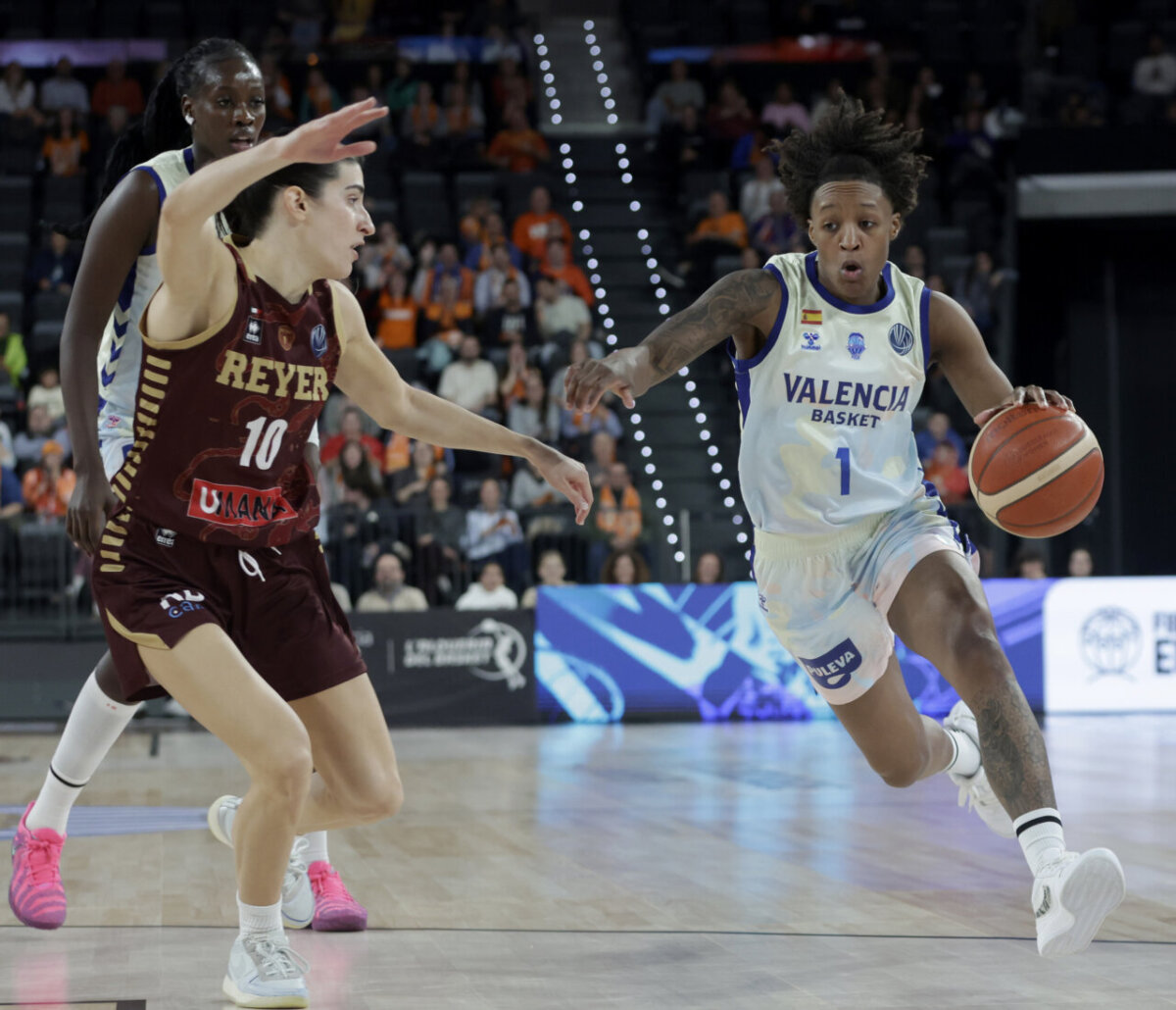 Jugadoras de Valencia Basket y Reyer Venecia compiten en un partido de baloncesto