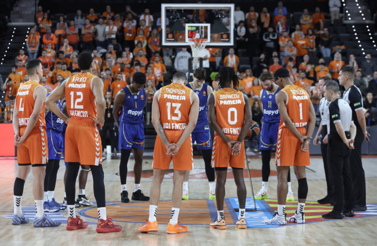 Jugadores del Valencia Basket en el Roig Arena antes del partido contra el Maccabi Tel Aviv.