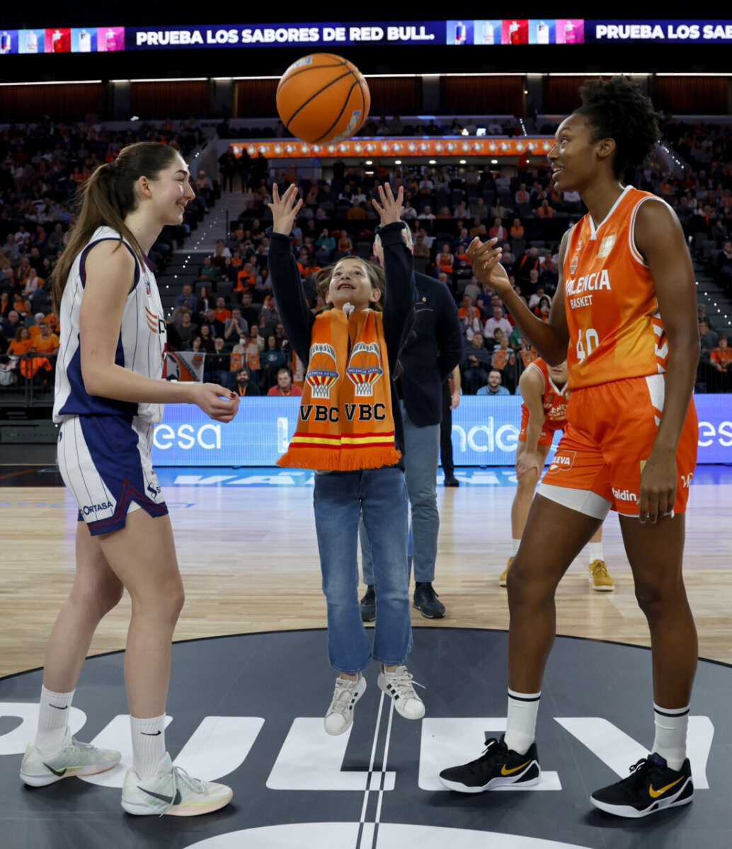 Niña realizando el saque de honor en el Roig Arena durante un partido de baloncesto