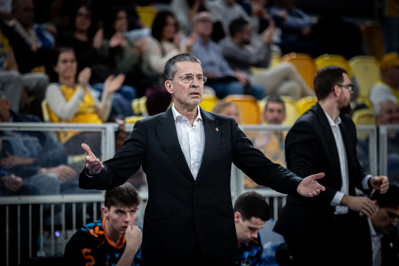 Entrenador Pedro Martínez dirigiendo al Valencia Basket durante un partido