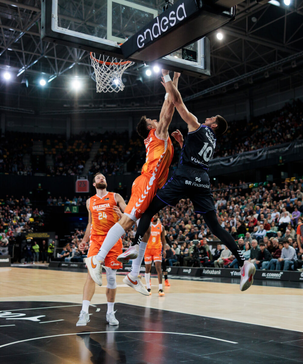 Jugadores de Valencia Basket en acción durante un partido de baloncesto