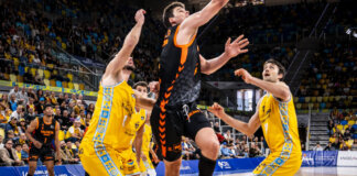 Jugador del Valencia Basket anotando en un partido contra Gran Canaria