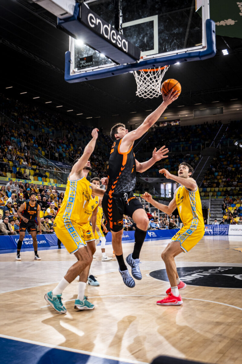Jugador del Valencia Basket anotando en un partido contra Gran Canaria