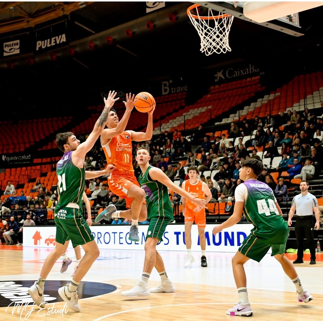 Jugador del Valencia Basket U22 en acción durante un partido contra Unicaja Alhaurín de la Torre