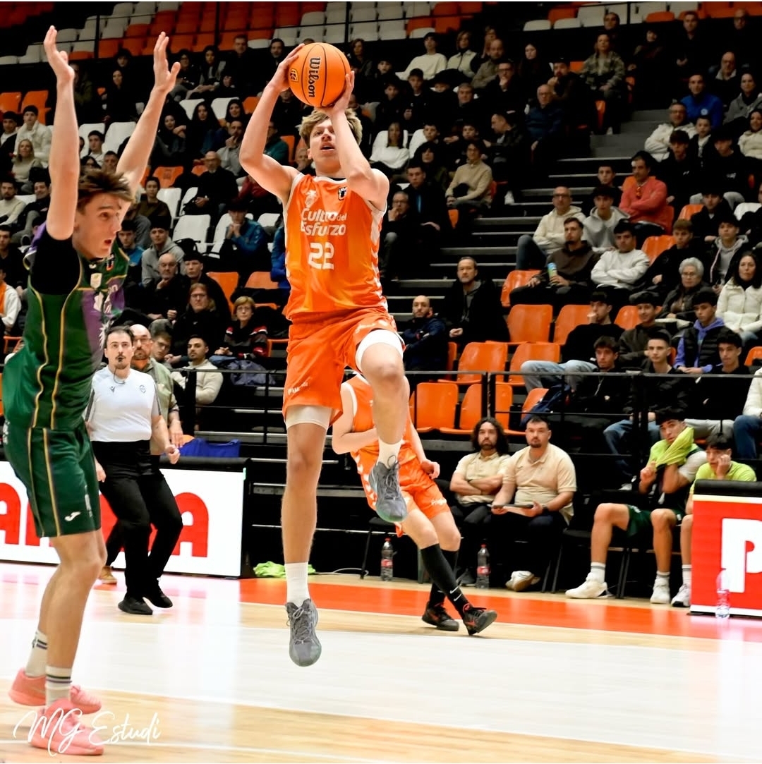 Jugador del Valencia Basket U22 lanzando a canasta durante un partido