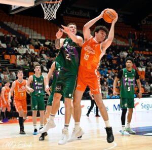 Jugadores de Valencia Basket U22 en acción durante un partido contra Unicaja Alhaurín de la Torre.