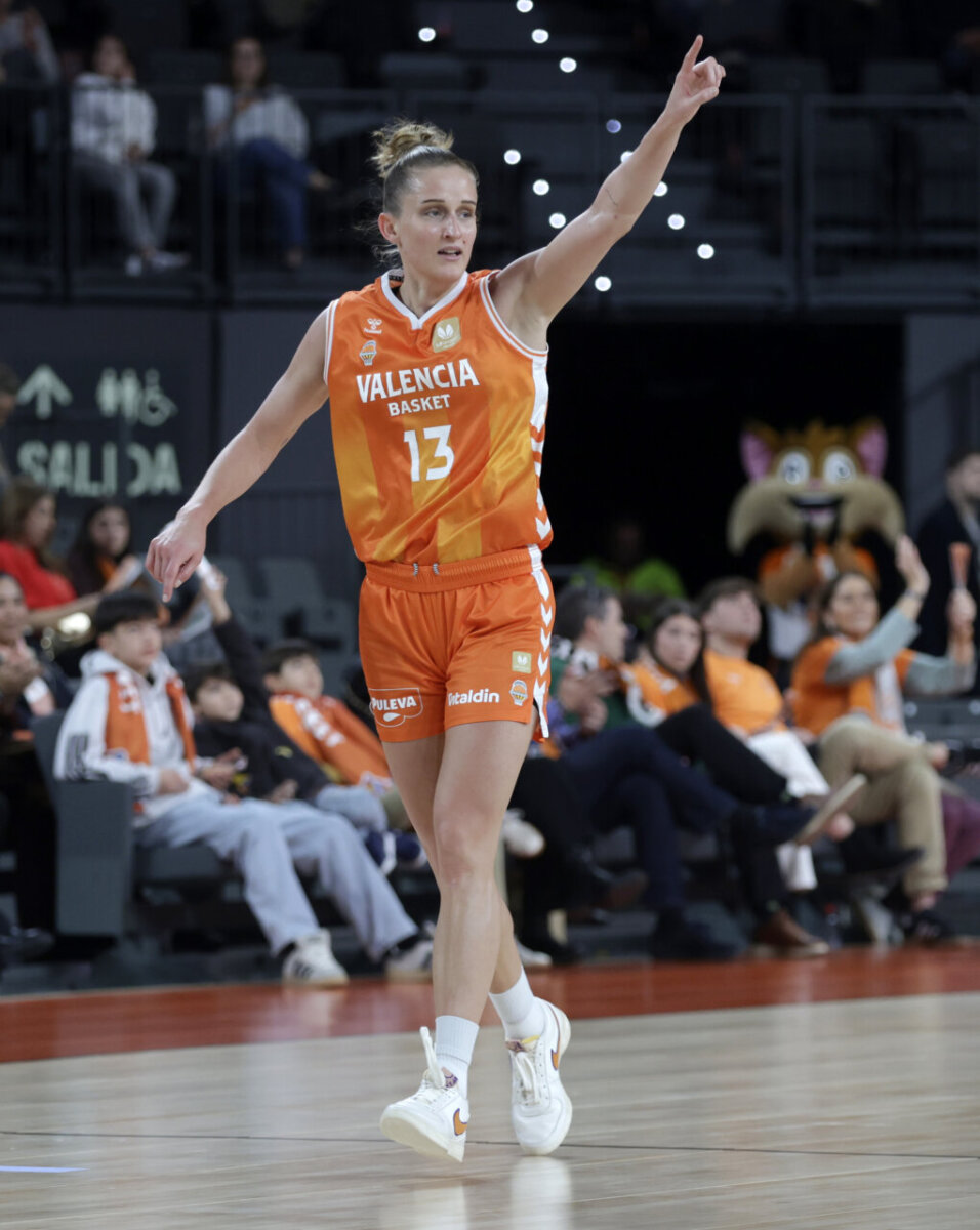 Jugadora de Valencia Basket celebrando durante el partido contra Araski
