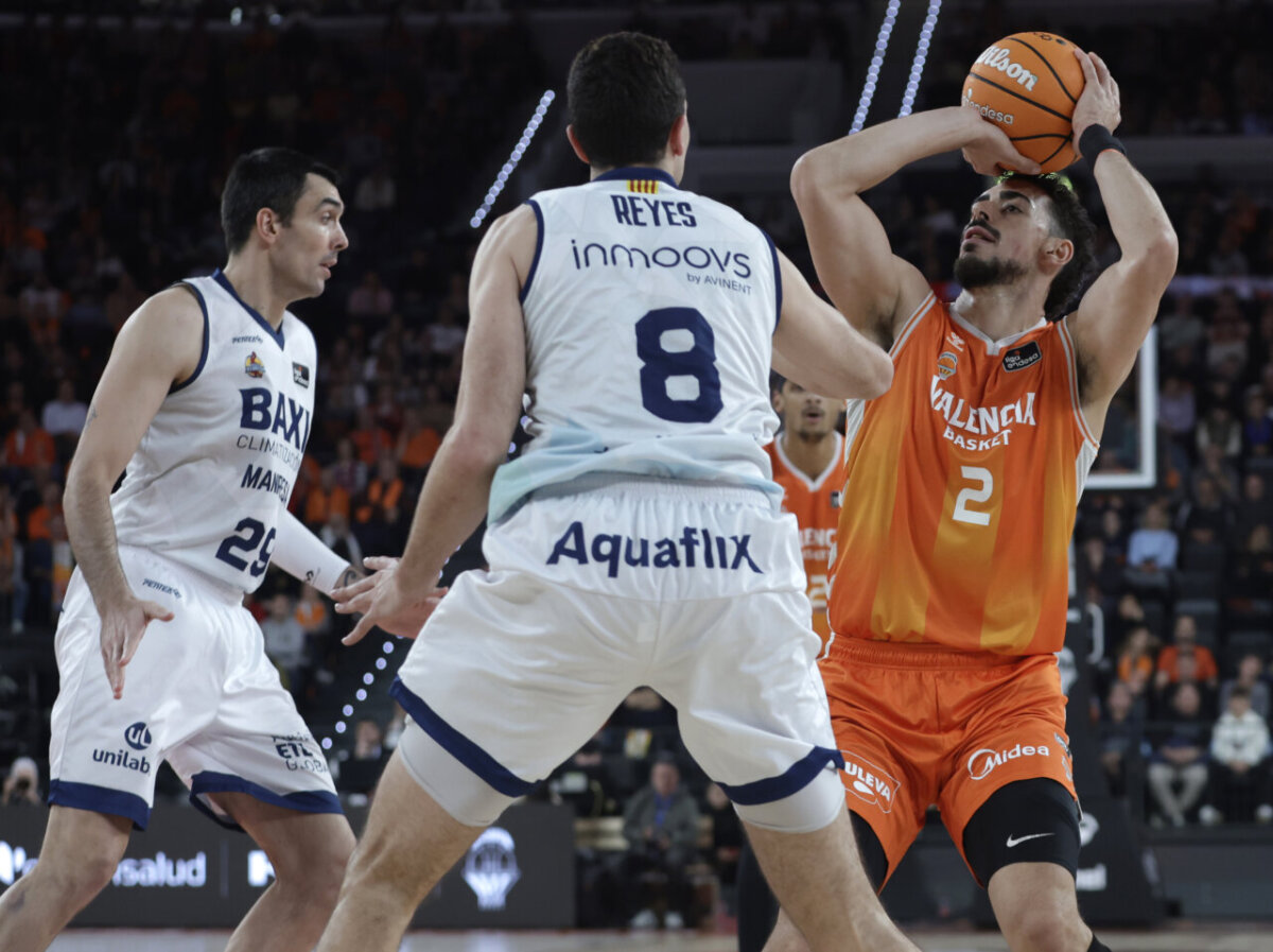 Jugadores de Valencia Basket y Baxi Manresa en acción durante el partido.