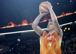 Jugador de Valencia Basket lanzando un tiro durante el partido