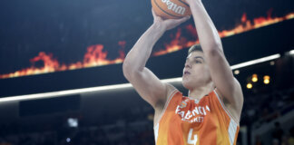Jugador de Valencia Basket lanzando un tiro durante el partido