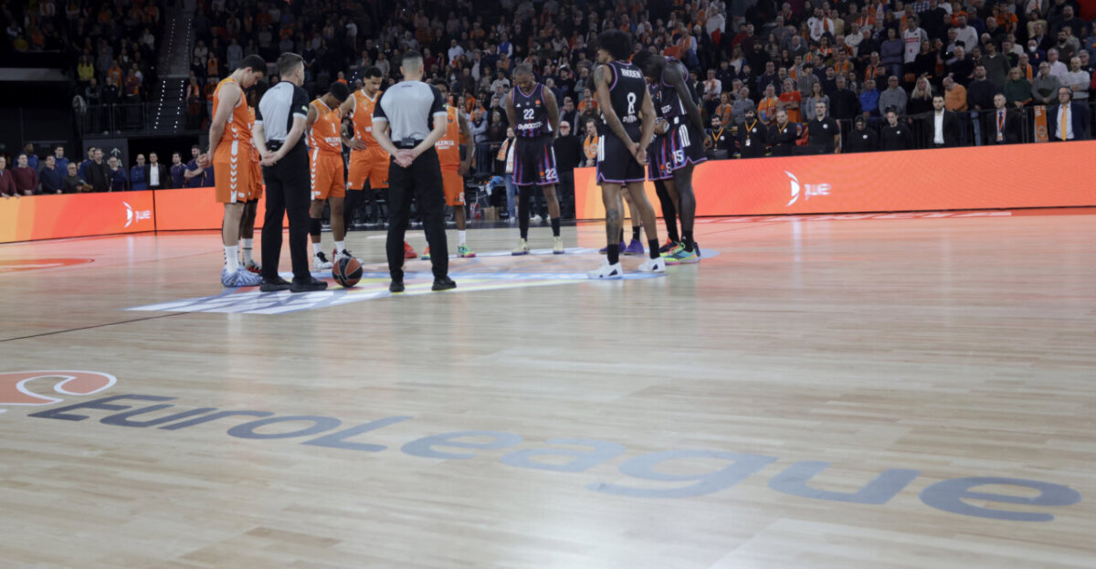 Jugadores de Valencia Basket y Paris Basketball en el inicio del partido