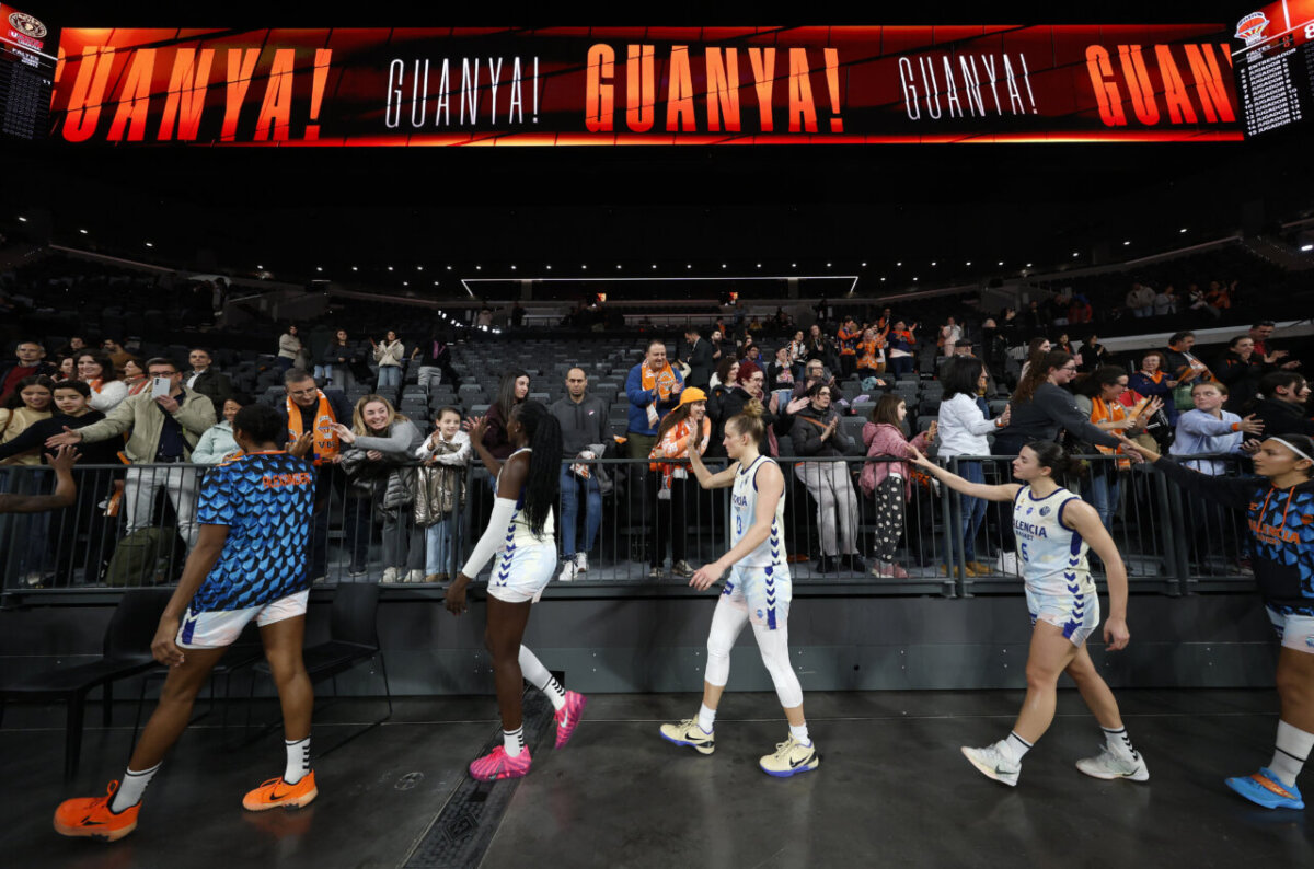 Jugadoras de Valencia Basket saludan a los aficionados tras la victoria