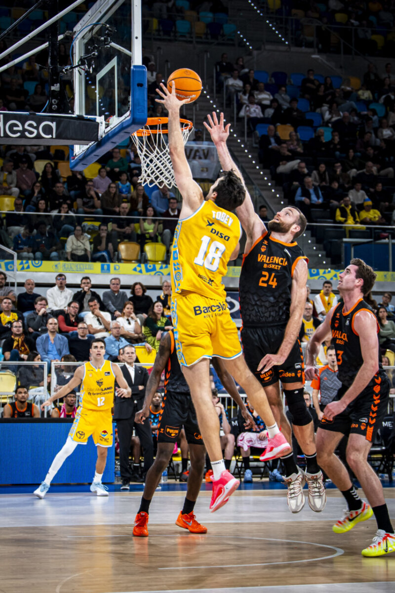 Jugador del Valencia Basket defendiendo un tiro en el partido contra Gran Canaria