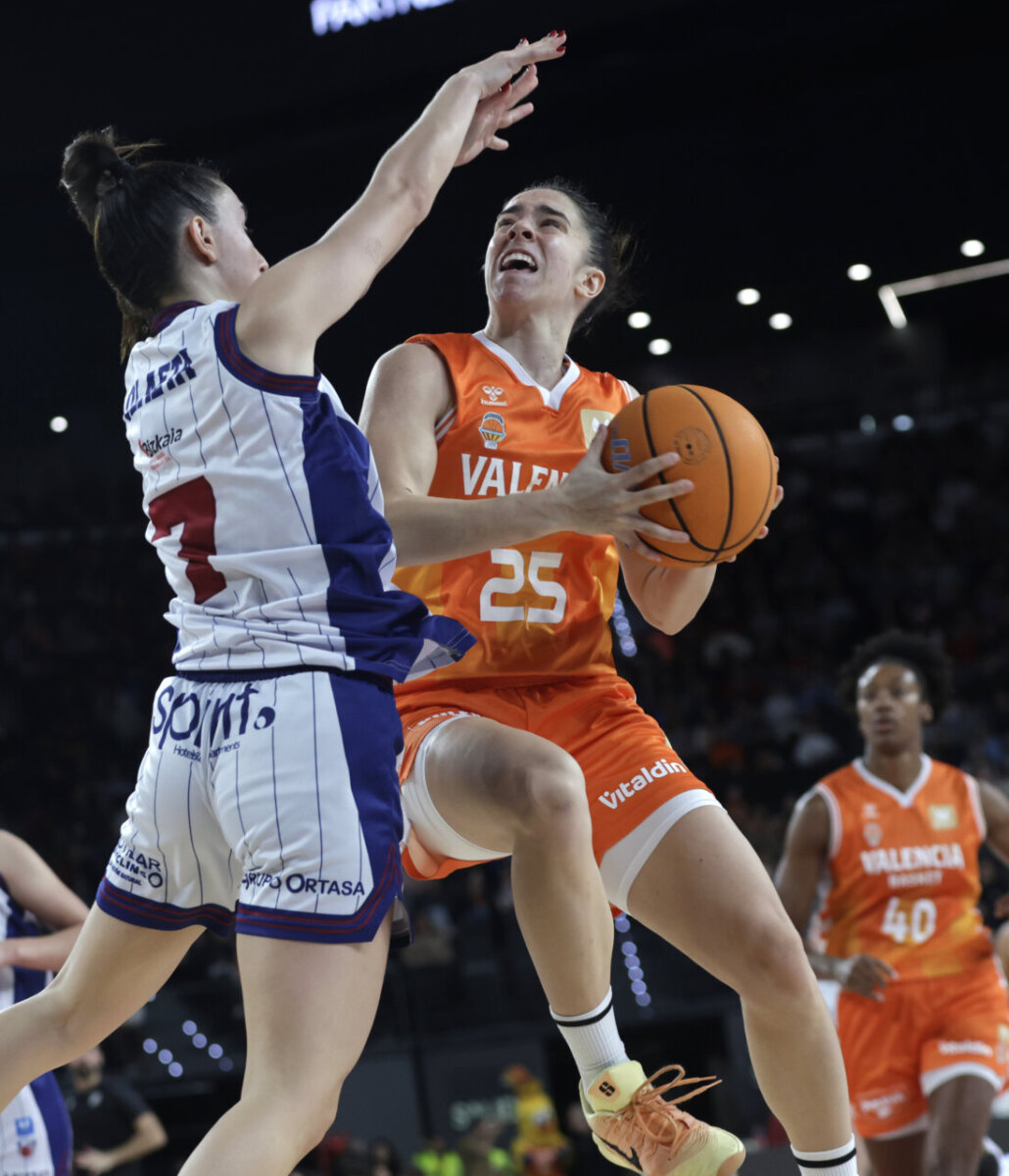 Jugadora de Valencia Basket en acción durante un partido de baloncesto