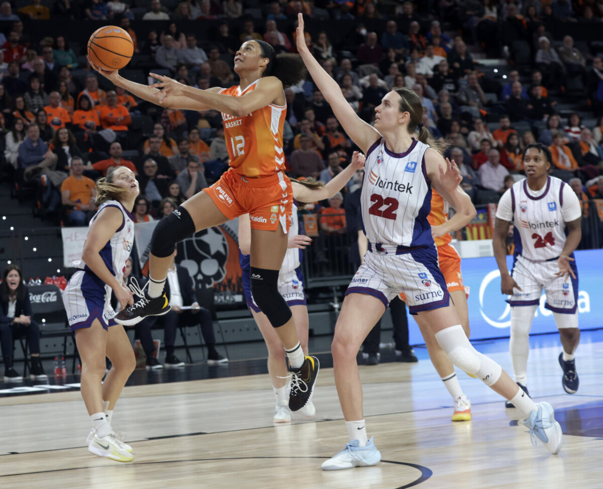 Jugadora de Valencia Basket lanzando a canasta durante un partido