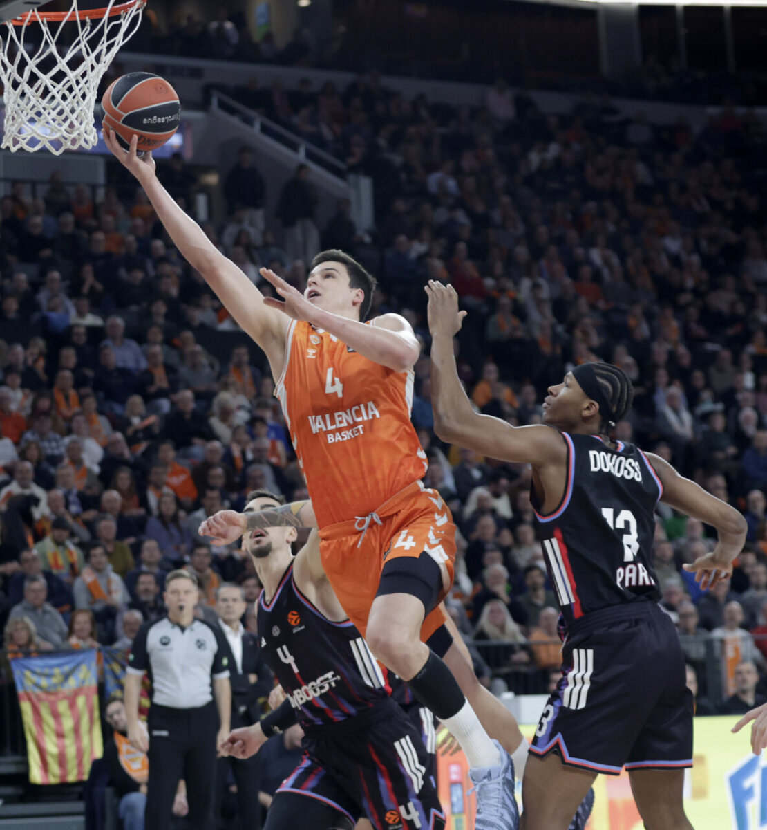Jugador de Valencia Basket lanzando a canasta durante un partido